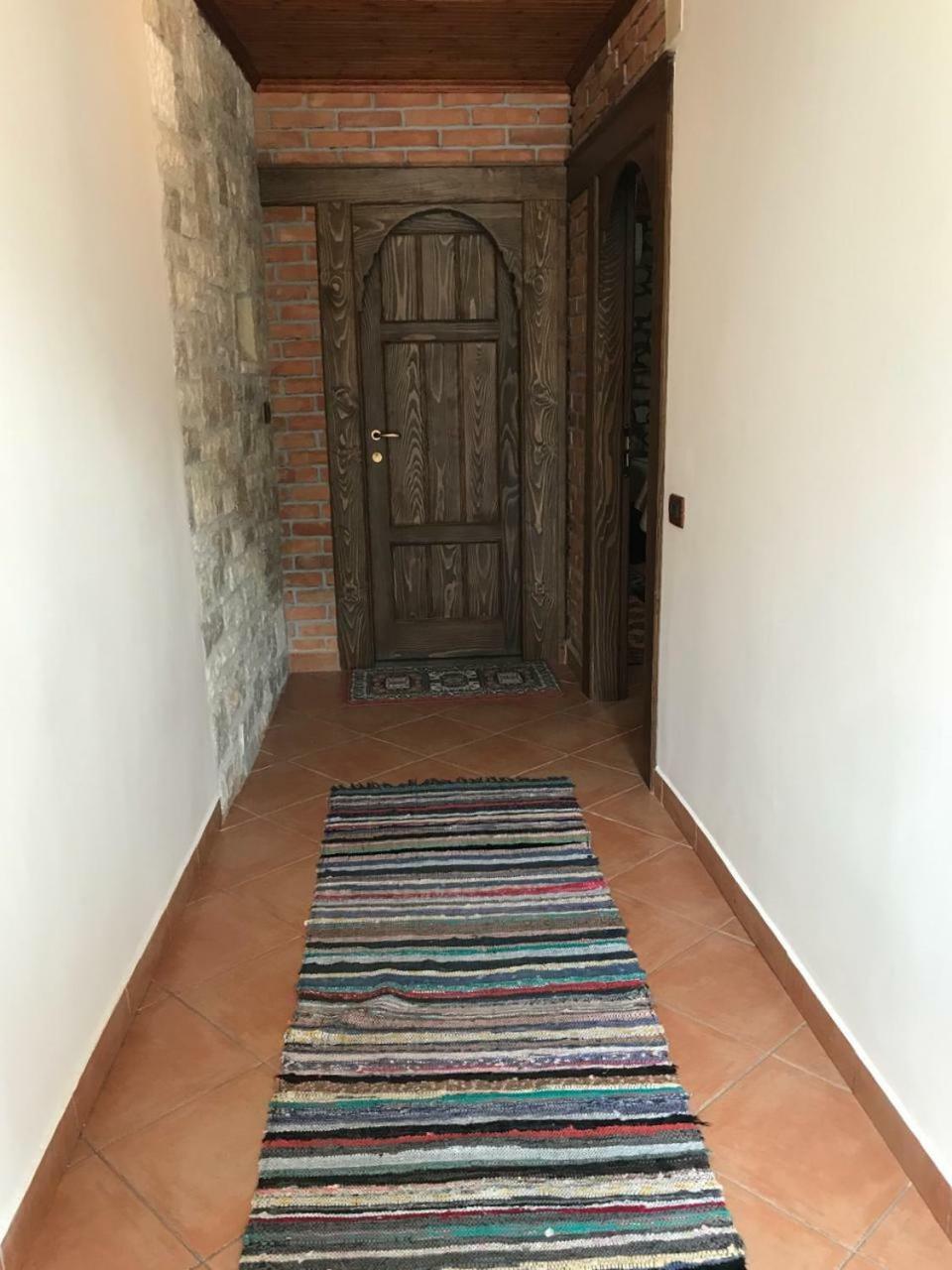 Guesthouse Arjan Berat Exterior photo