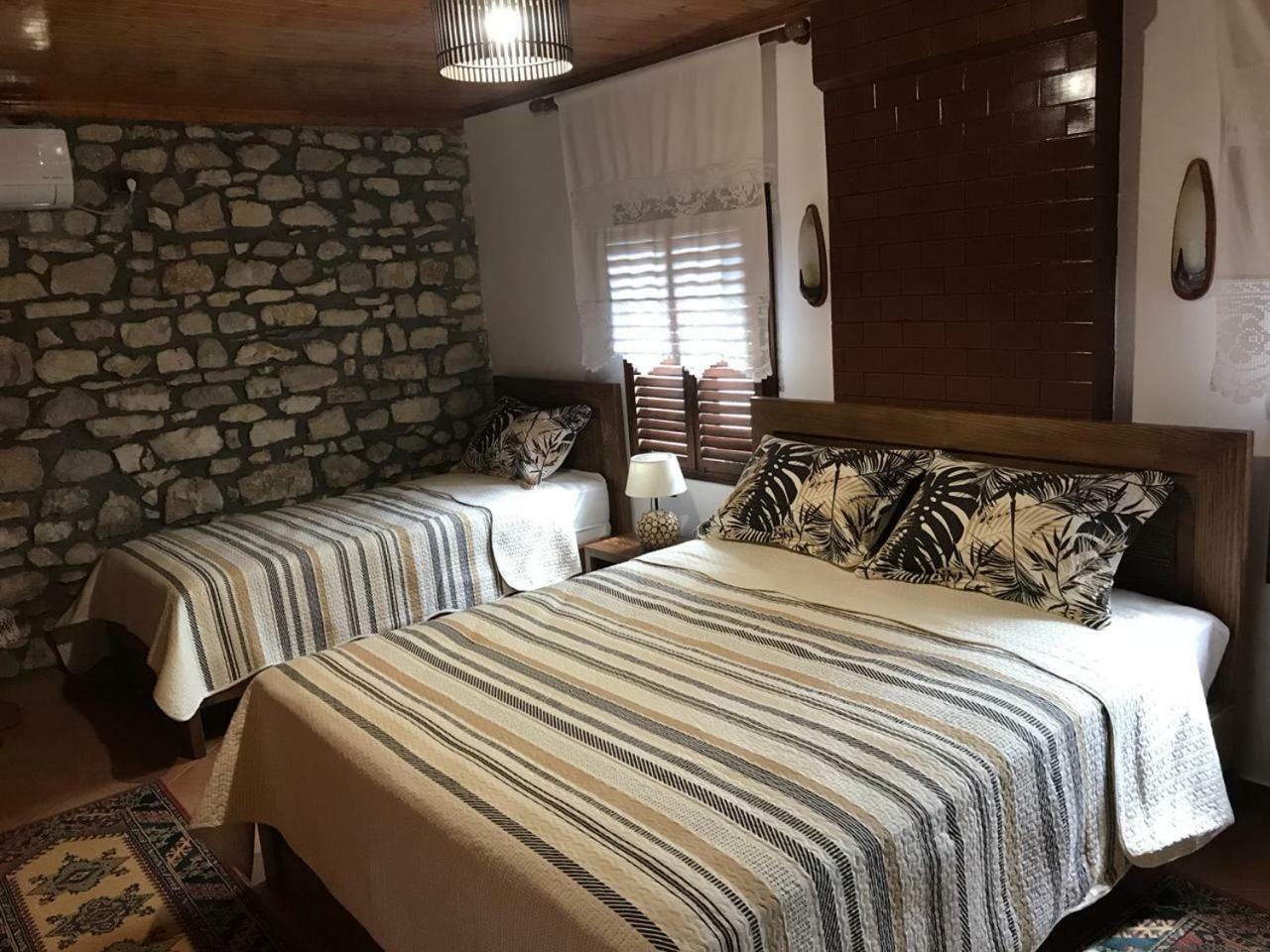 Guesthouse Arjan Berat Exterior photo