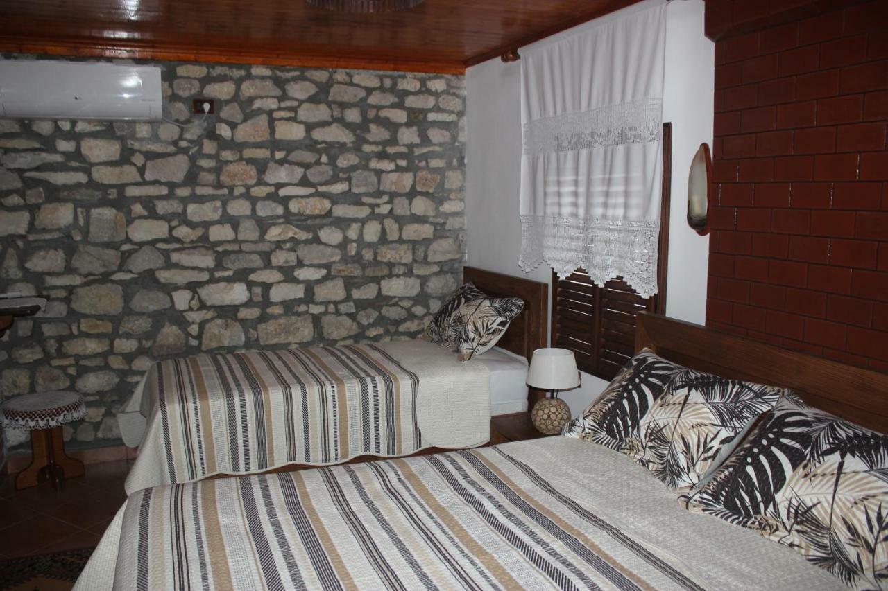 Guesthouse Arjan Berat Exterior photo