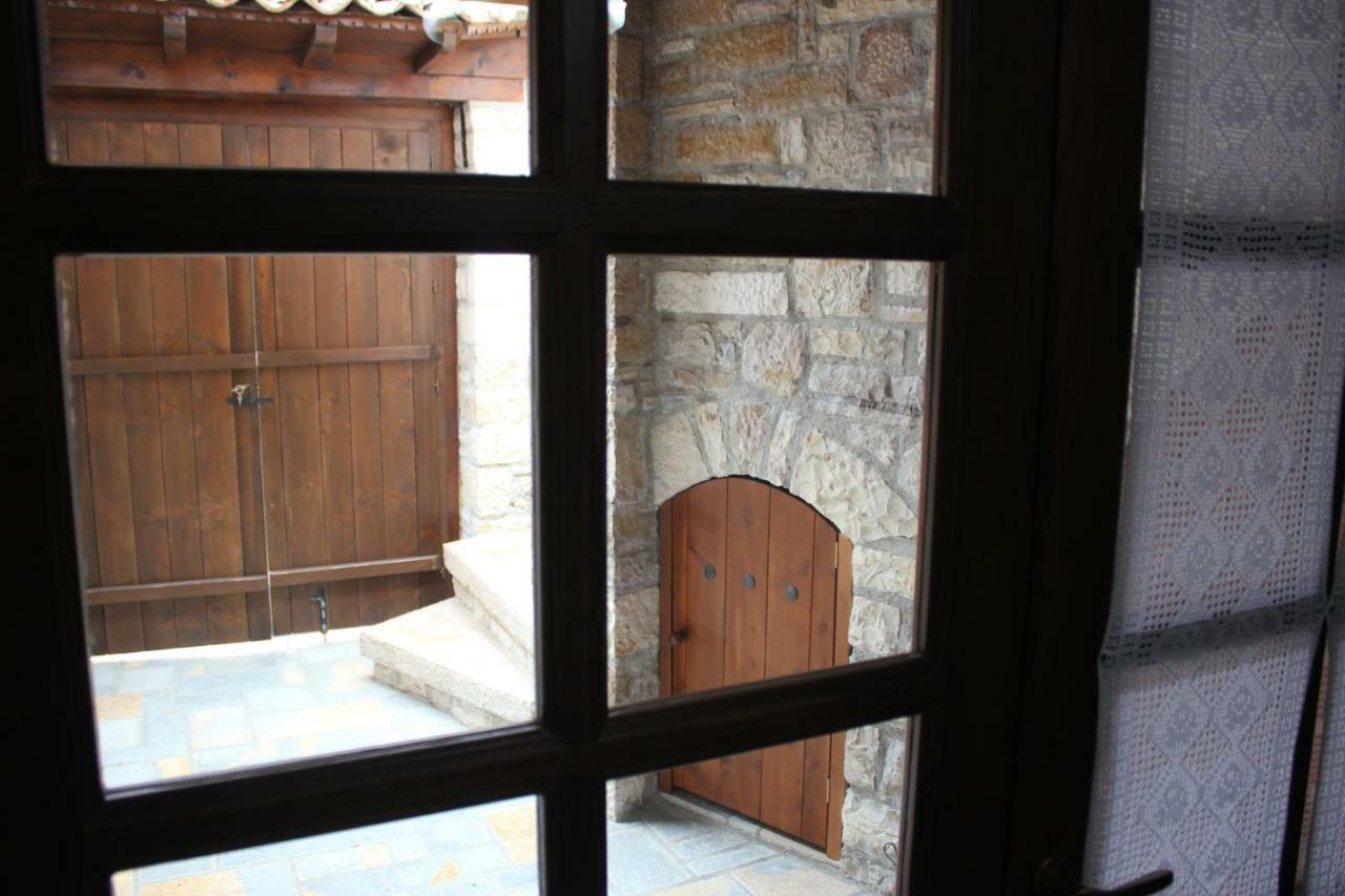 Guesthouse Arjan Berat Exterior photo